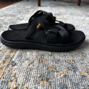 Teva women’s Black Flip Flops size 8